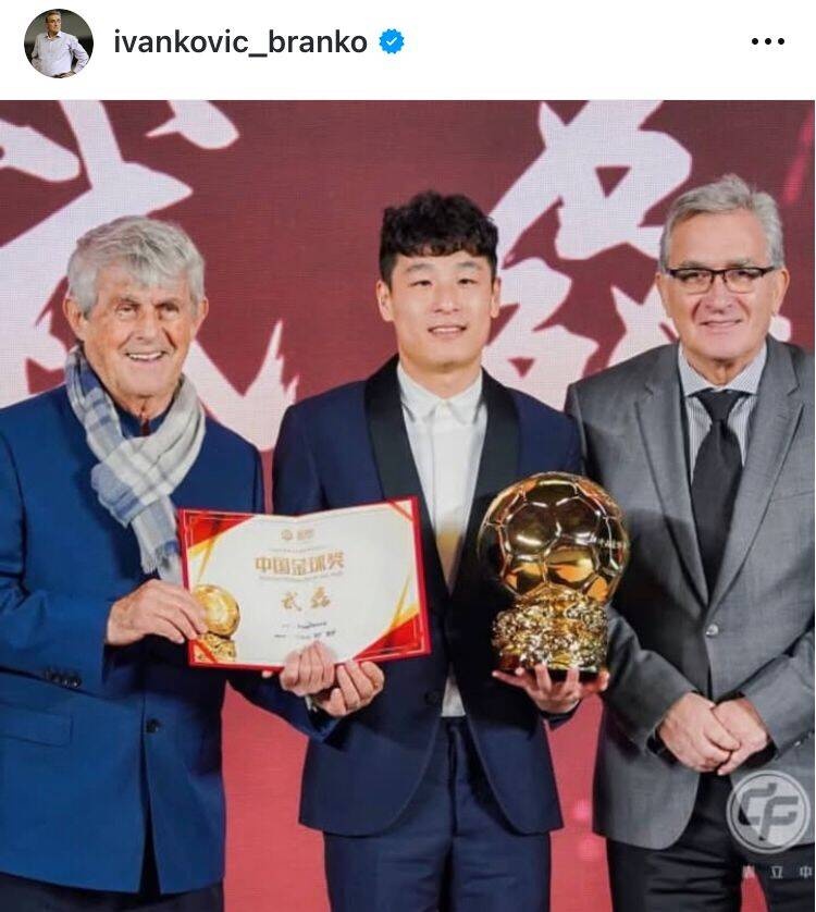 出席中國金球獎(jiǎng)?lì)C獎(jiǎng)儀式，伊萬曬與武磊、米盧同框照片
