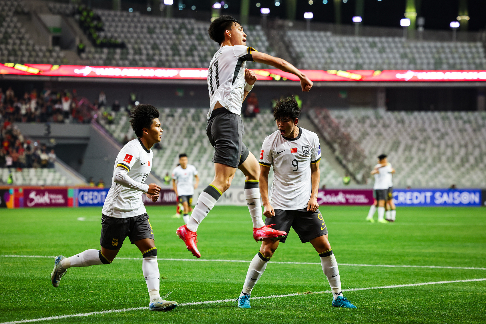  全面壓制！國青半場控球率高達(dá)7成，射門比9-3，造對(duì)方3張黃牌