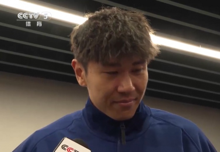  鐵漢柔情！三鎮(zhèn)球員劉奕鳴探望患病小球迷時(shí)哽咽
