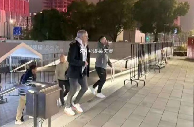  考察！博主：國安主帥塞蒂恩現(xiàn)場觀看海港與亞泰的比賽