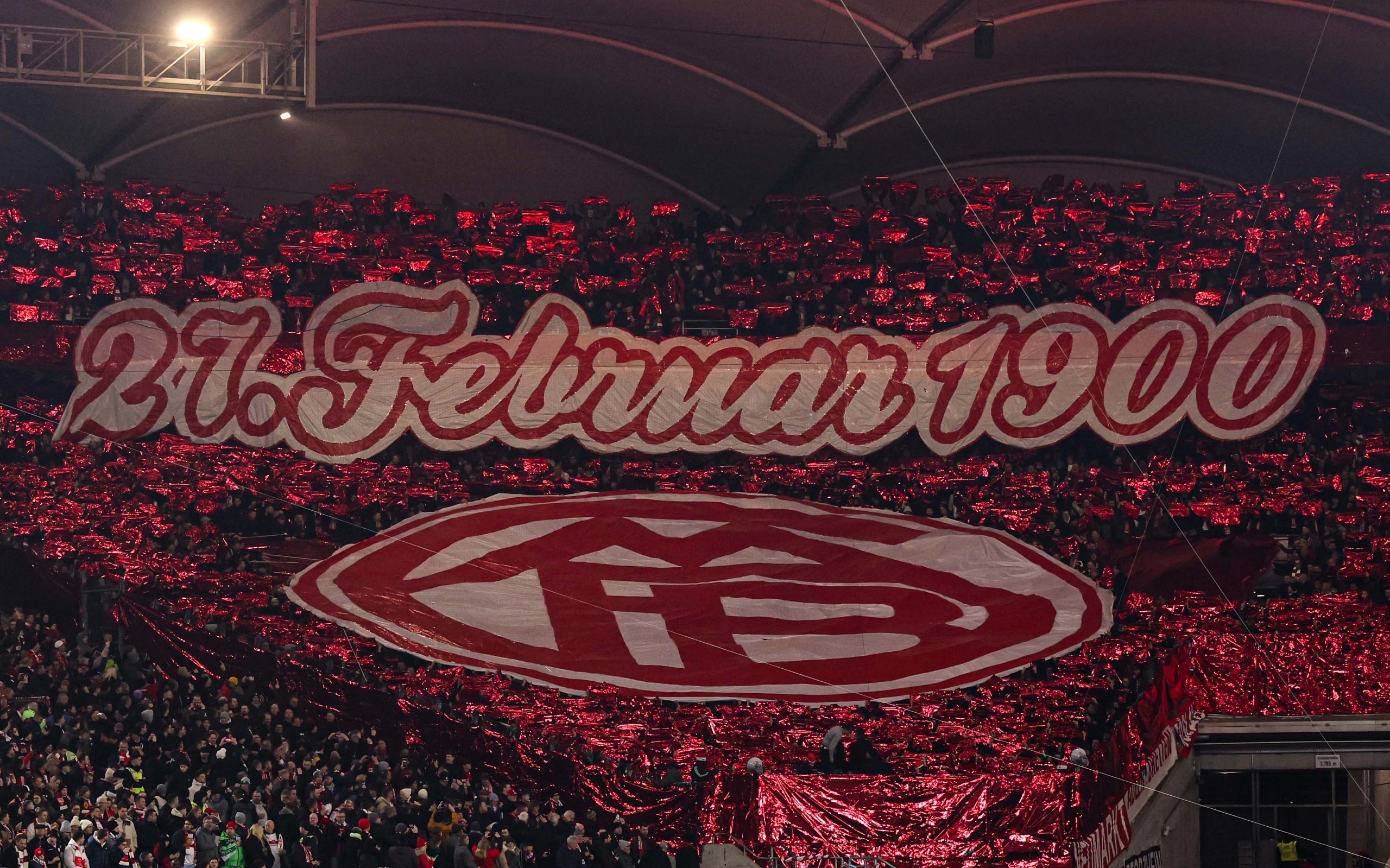  拜仁球迷在看臺展示TIFO，慶祝俱樂部成立125周年