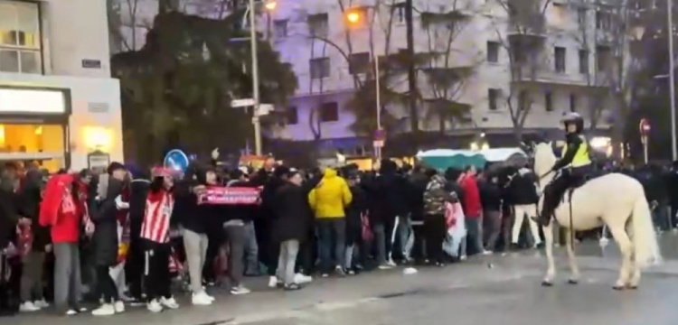  馬競球迷進入伯納烏時向人群投擲雜物，導(dǎo)致安保對其進行脫鞋檢查