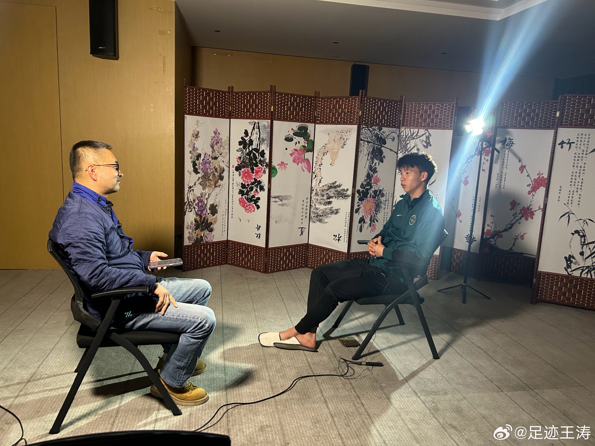  記者：王鈺棟視韋世豪為偶像&想加他微信，現(xiàn)進(jìn)了國(guó)足不知加到?jīng)]