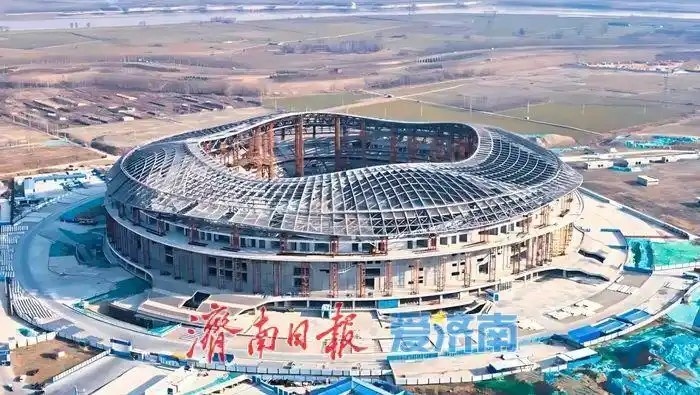  魯媒：戴上1.6萬噸“鋼鐵巨冠”，黃河體育中心球場完成屋蓋施工