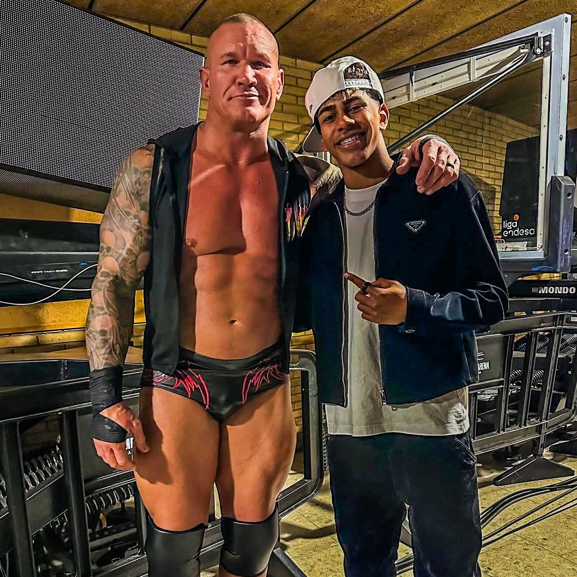  小心RKO！亞馬爾現(xiàn)場觀戰(zhàn)WWE，和奧爾頓、Triple H等合影