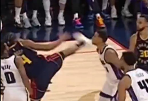  抬腳過(guò)高踢到了對(duì)手下巴！NBA官方：穆迪這一動(dòng)作被判1級(jí)惡犯