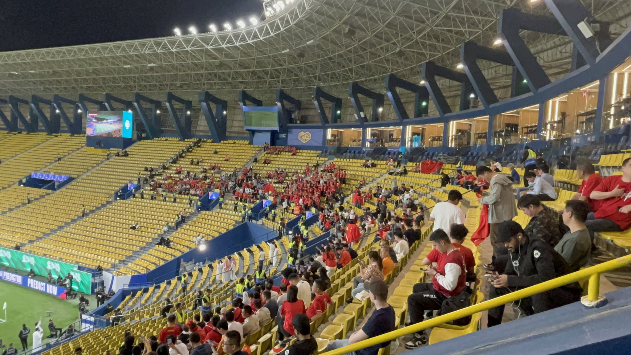  球票已售罄！中國球迷已經(jīng)入場，坐在球場上層沙特球迷區(qū)上方