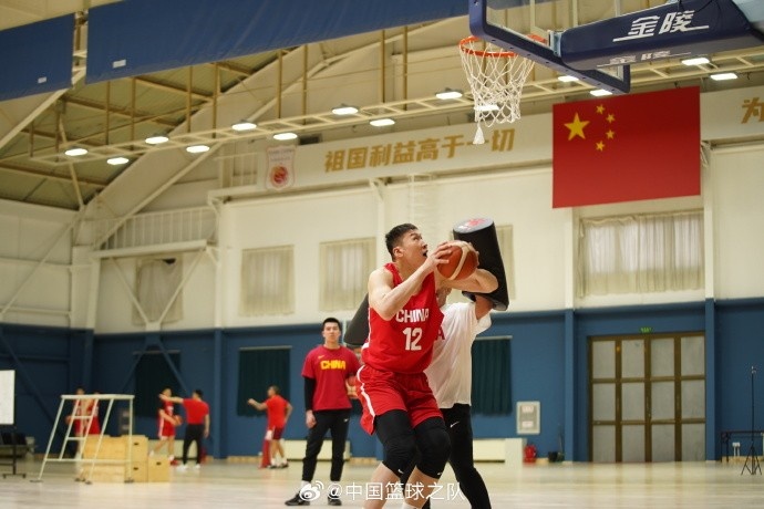  中國籃球之隊官博：大塊頭 大能量 祝李炎哲25歲生日快樂！