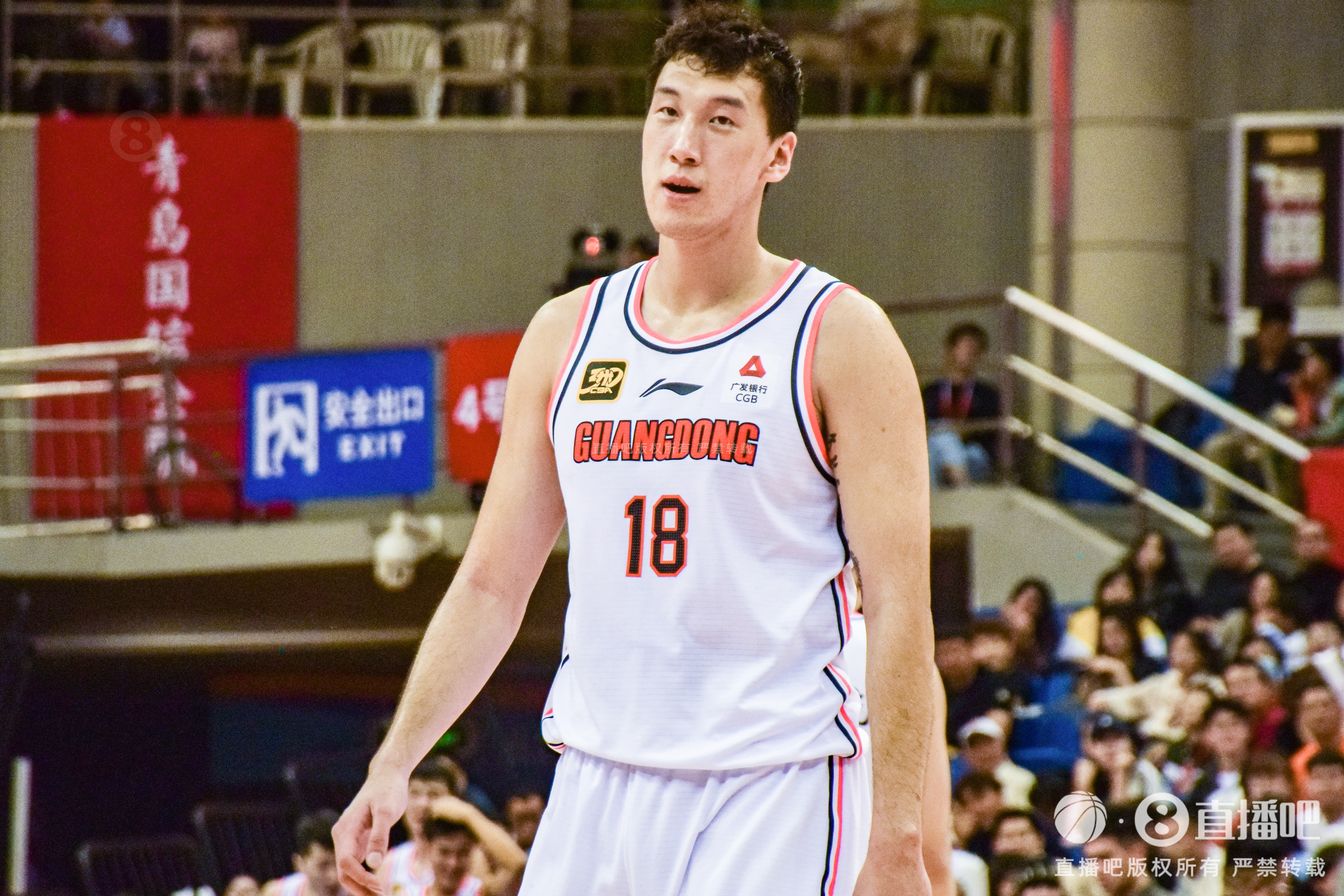  神射手！杜潤旺上半場三分5中4得到12分1板1助1斷