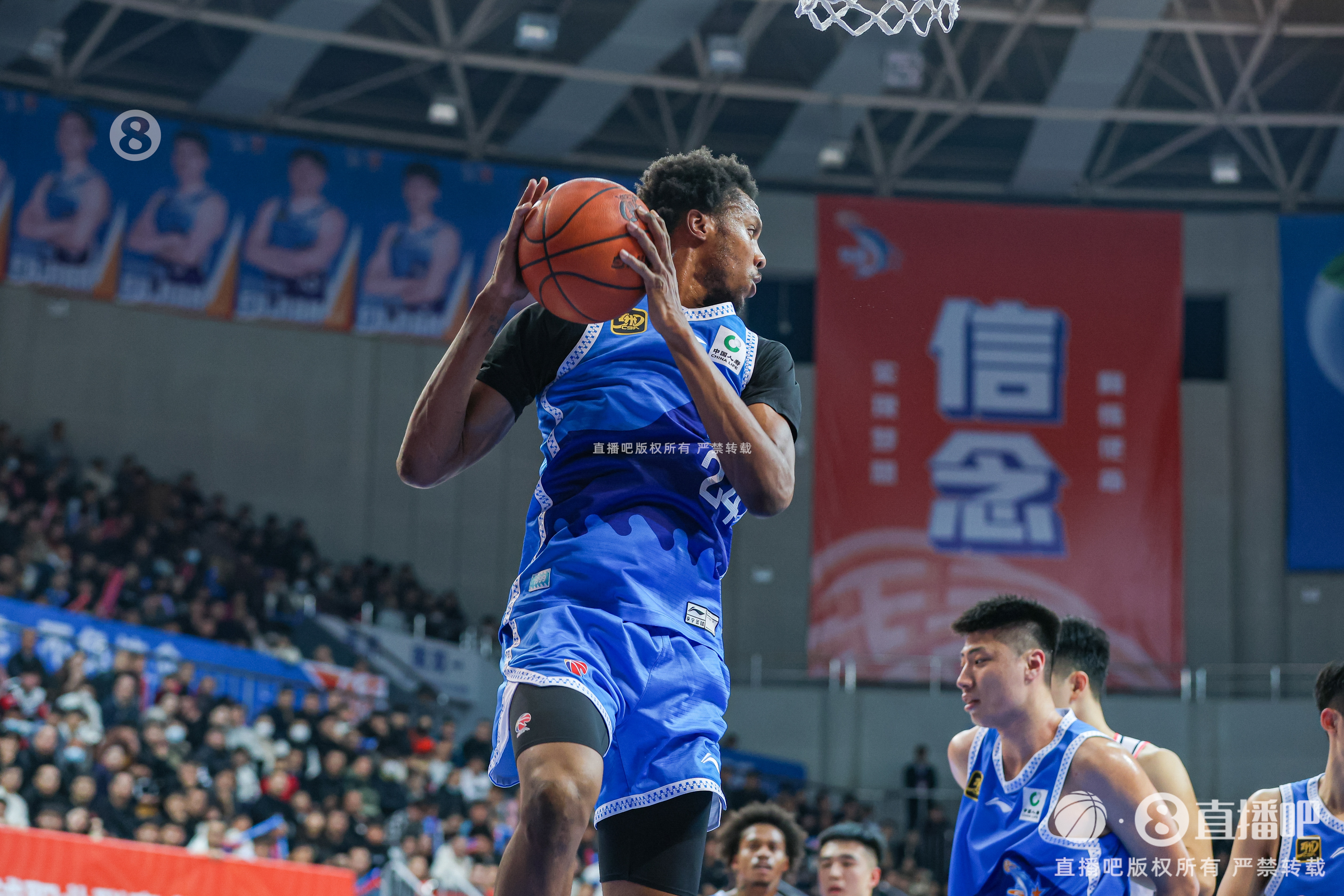  今天效率是真高！路易斯-金20中15&三分7中5怒砍41分8板4斷